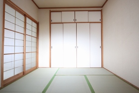 Living and room. There closet Japanese-style room 6 quires