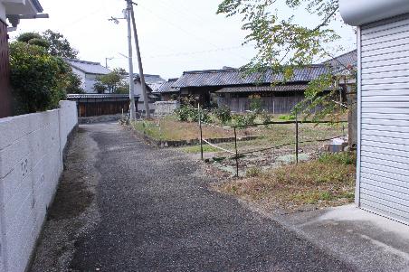 Local photos, including front road. It has taken the route of entry from the north-cho road.