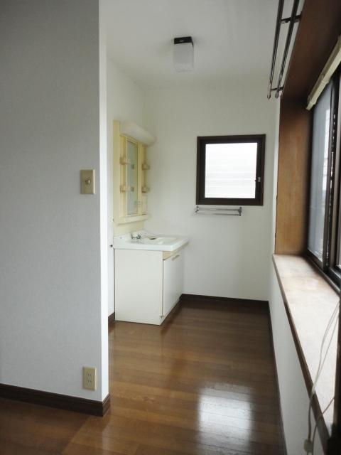 Wash basin, toilet. Second floor washroom