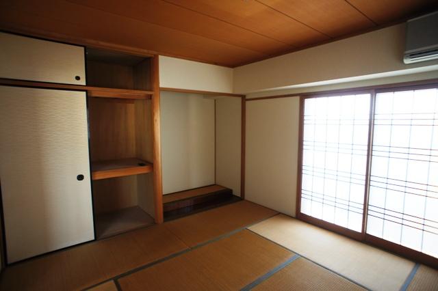 Non-living room. Closet alcove of northwest Japanese-style room