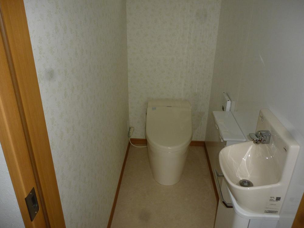 Wash basin, toilet