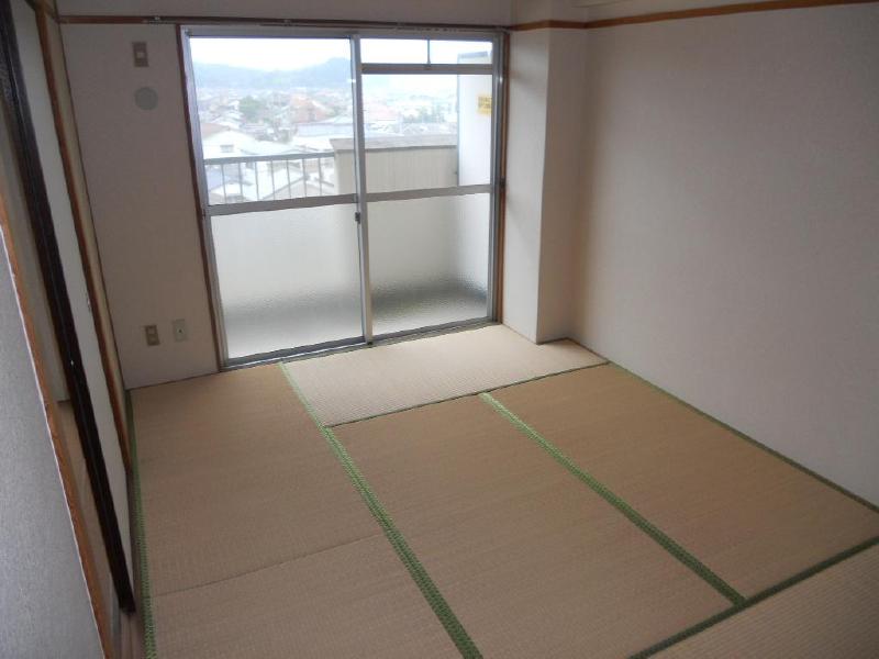 Living and room. Niihama-cho Minatosan Mansion Japanese-style room 6 tatami