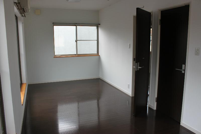 Non-living room. Second floor south 10 tatami mats Western-style is possible partition.