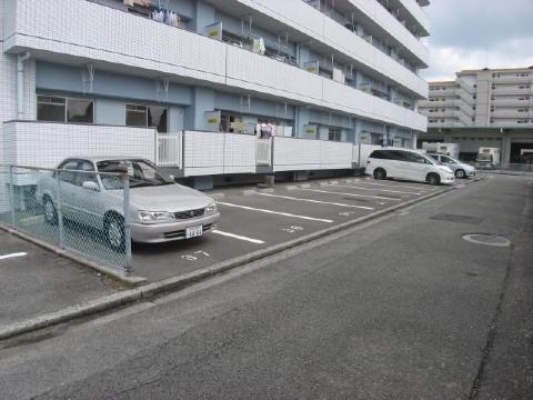 Parking lot. Matsuyama Yamakoshi Park Heights Residential parking