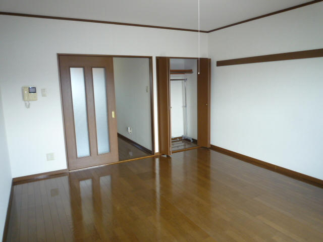 Living and room. Spacious 12 tatami