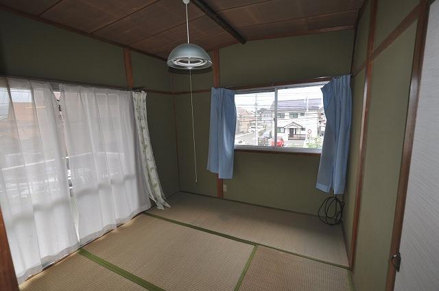 Non-living room. It is open-minded Japanese-style rooms have windows to two-way