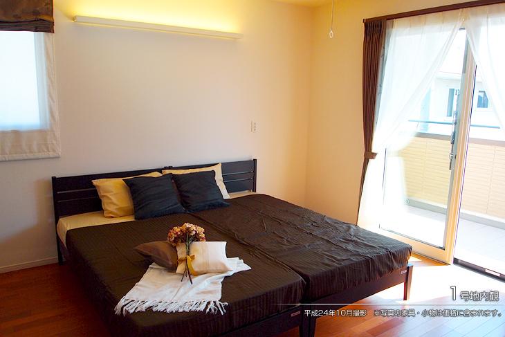 Non-living room.  [No. 1 destination] [No. 1 destination introspection] 2012. October shooting  ※ Furniture in the photos ・ Accessories are included in the price.