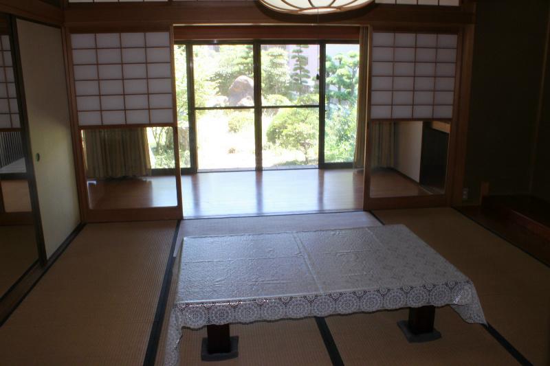 Non-living room. Previously wide-brimmed is a Japanese-style room with a view of the garden. 