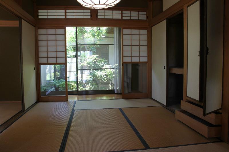 Non-living room. Tsubo garden is visible from the Japanese-style room. 