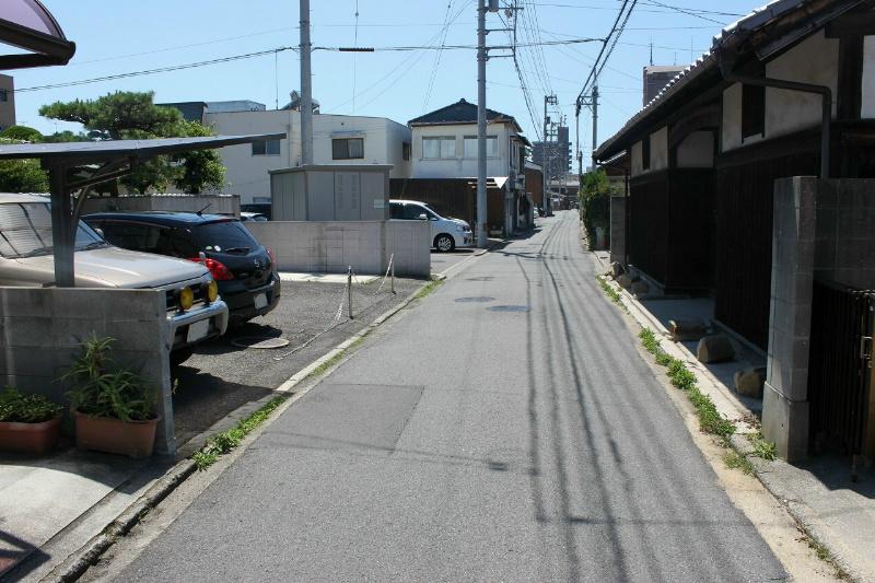 Local photos, including front road. The north road has been taken from the east side. 