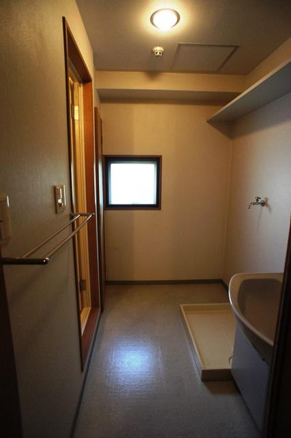 Wash basin, toilet. Madoyu to washroom