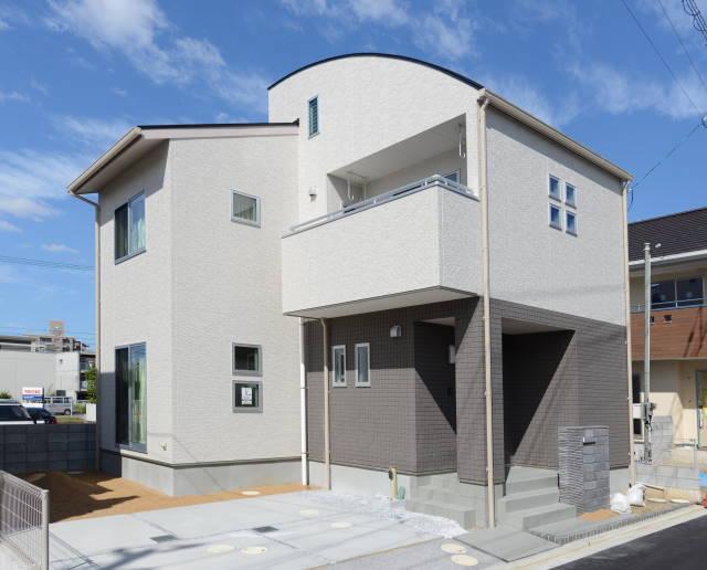 Local appearance photo. Of R roof house