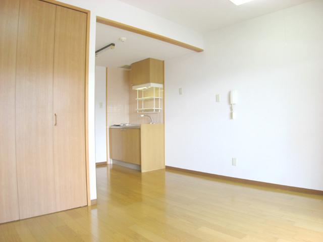 Living and room. Matsuyama Yamakoshi Gran Aruburu Yamakoshi II Interior