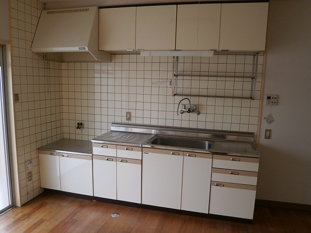 Kitchen. Two-burner stove can be installed