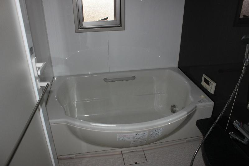 Bathroom. It is shallow south to arranged bathroom of straddling