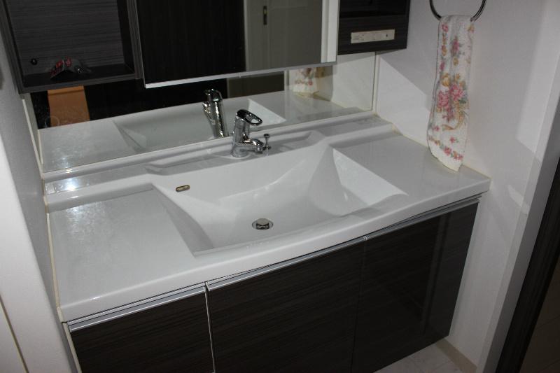 Wash basin, toilet. Three-sided mirror, Receipt, Breadth, It is a wash basin with a uniform triple threat