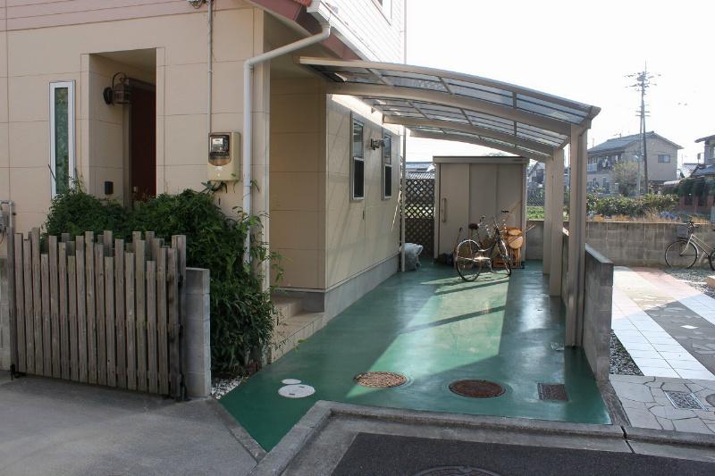 Local appearance photo. It is a parking space with a carport. 
