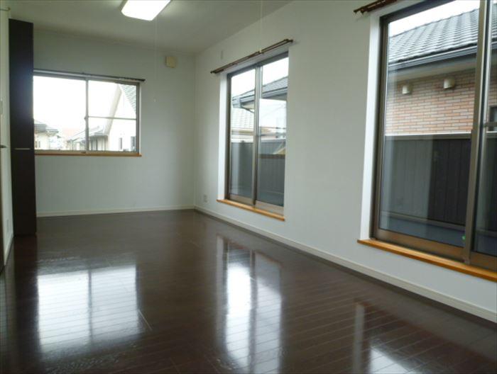 Non-living room. According to the family of growth, You can also use as a two-room with a partition in the future
