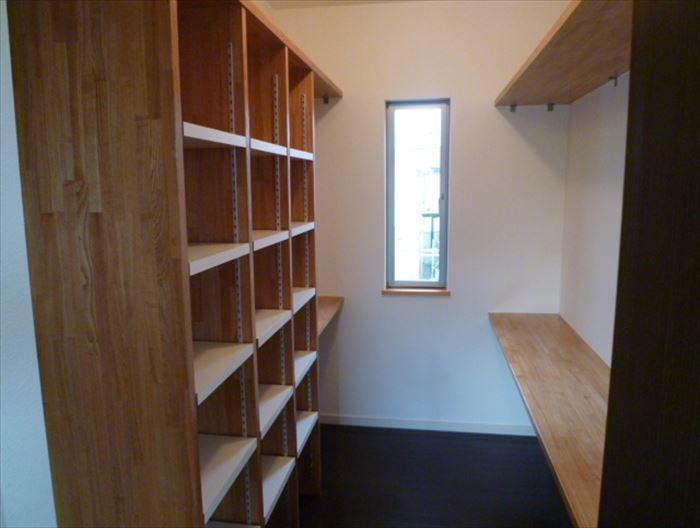 Receipt. Walk-in closet of clean dispose of large capacity