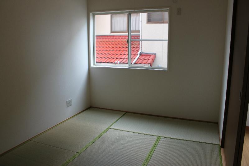 Non-living room. Is a 6-mat Japanese-style room that leads to the first floor DK
