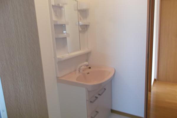 Wash basin, toilet. Wash basin