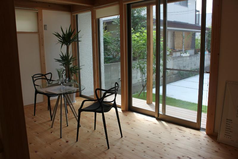 Living. It is the appearance of the living room, such as a cafe.