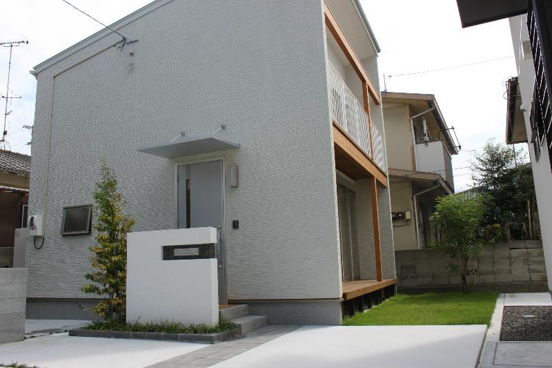 Entrance. I hope from the west. Also it has been developed outside structure.