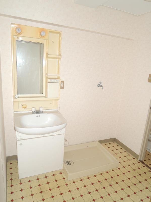 Washroom. Spacious washroom