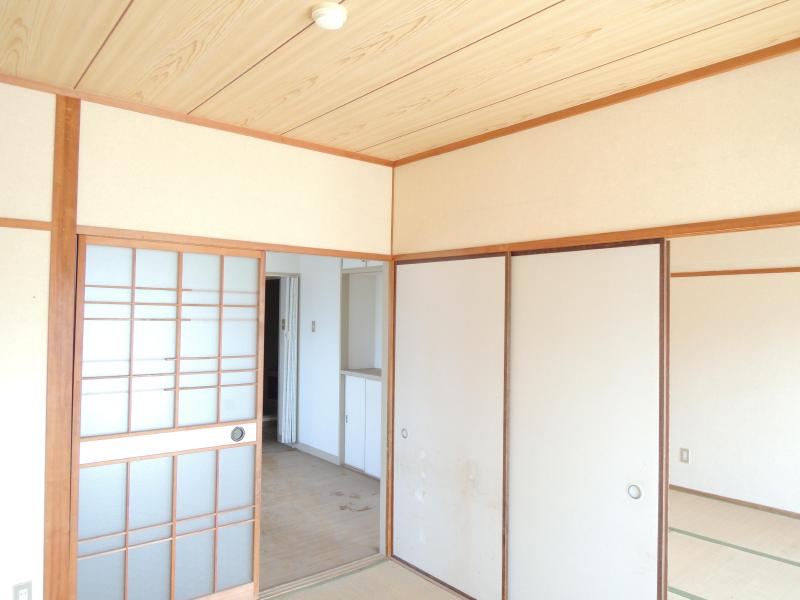 Living and room. There are Japanese-style room (^^)