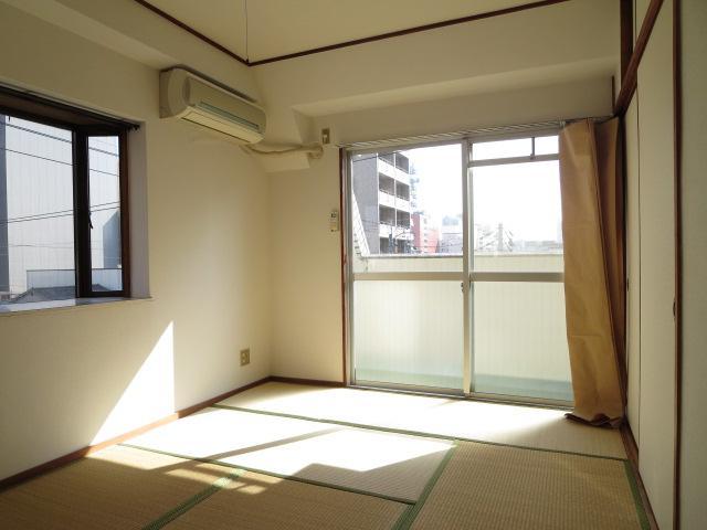 Living and room. Matsuyama Matsumae Mezonmaruni Interior