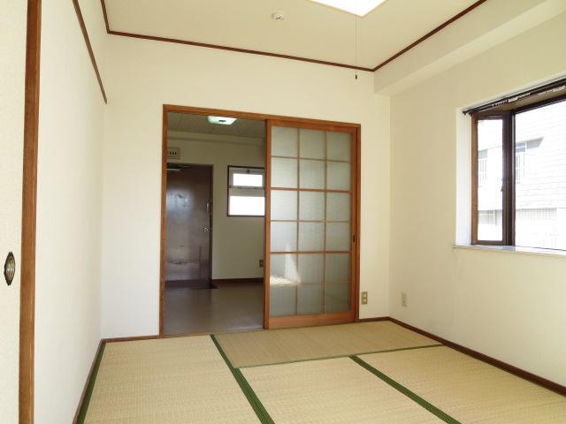 Living and room. Matsuyama Matsumae Mezonmaruni Interior