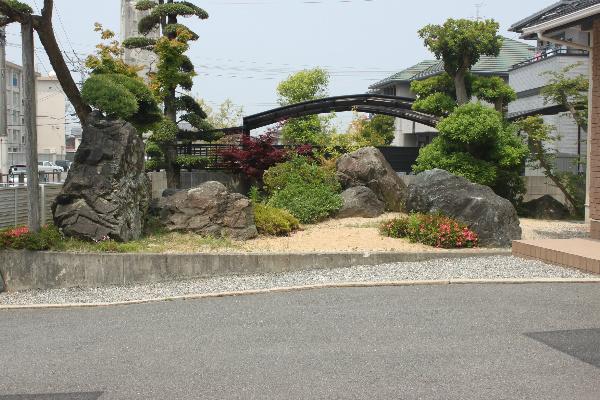 Garden. It arranged a Japanese-style garden in the south