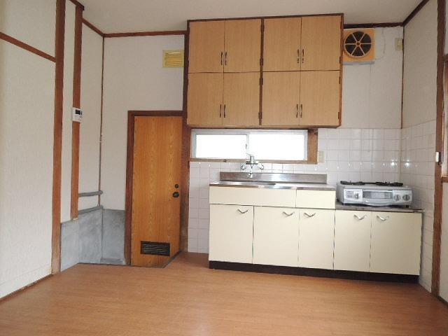 Kitchen. It comes with a gas stove