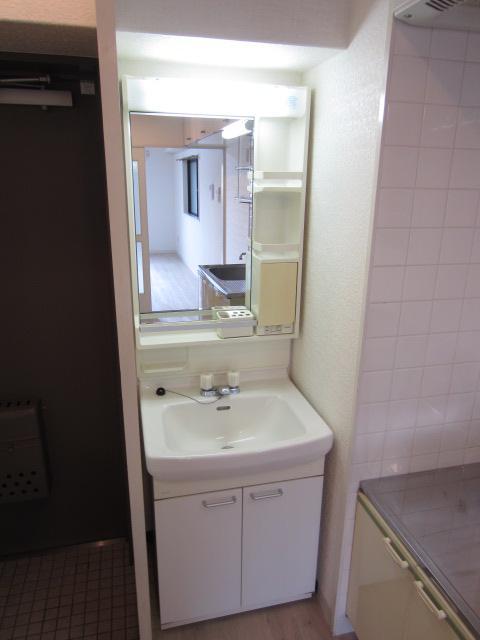 Washroom. Matsuyama Misake cho Crest Court Misake Bathroom vanity