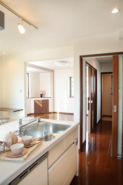 Kitchen. 2F bright kitchen