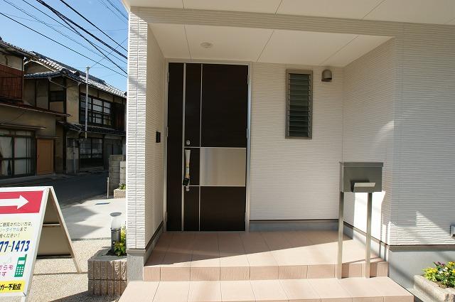 Entrance. Simple and stylish entrance ☆