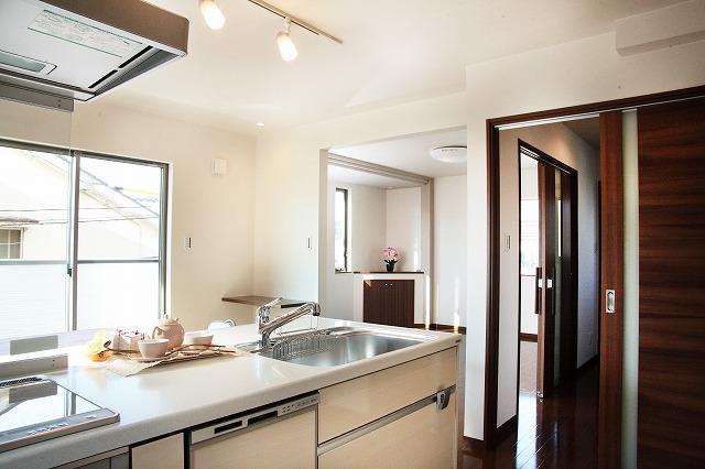 Kitchen. Face-to-face kitchen living room overlooking