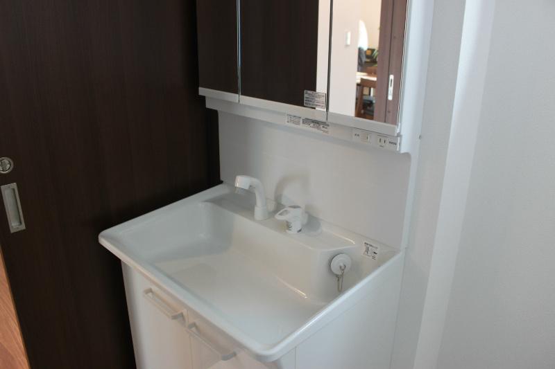 Wash basin, toilet. It is the washstand of the three-sided mirror.