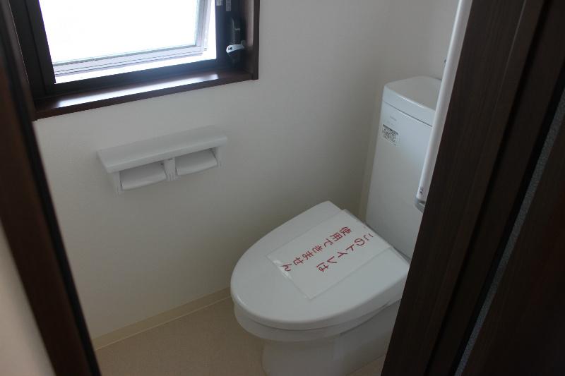 Toilet. It is a toilet with a clean feeling with a window.