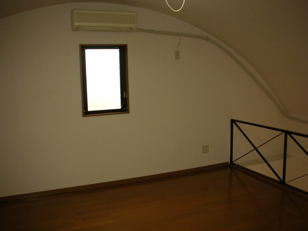 Other room space. Arch ceiling maisonette