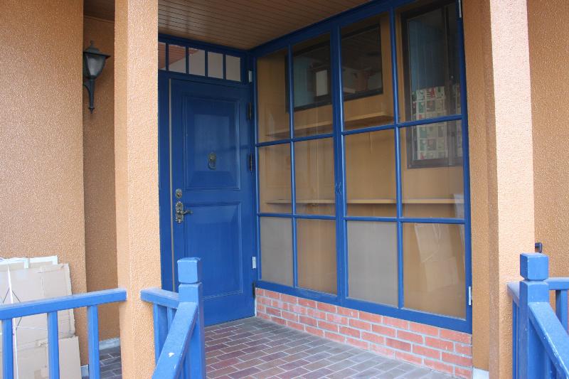 Entrance. There is a large display cabinet at the entrance