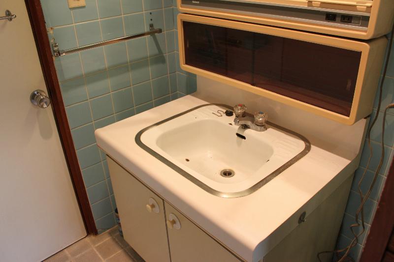 Wash basin, toilet. Is a wash basin with storage