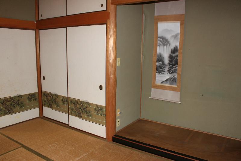 Non-living room. There is a large alcove in the Japanese-style room