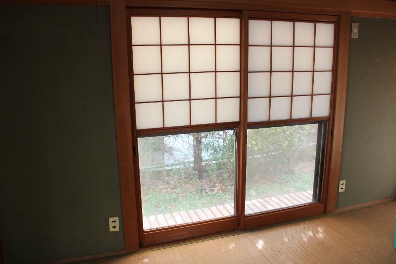 Non-living room. Yukimi shoji of Japanese-style room is a good atmosphere