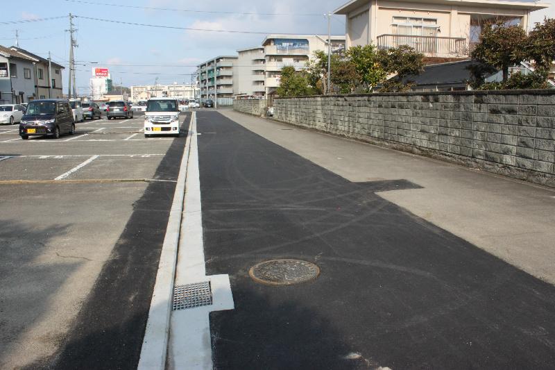 Local photos, including front road. Road until the local has been widened