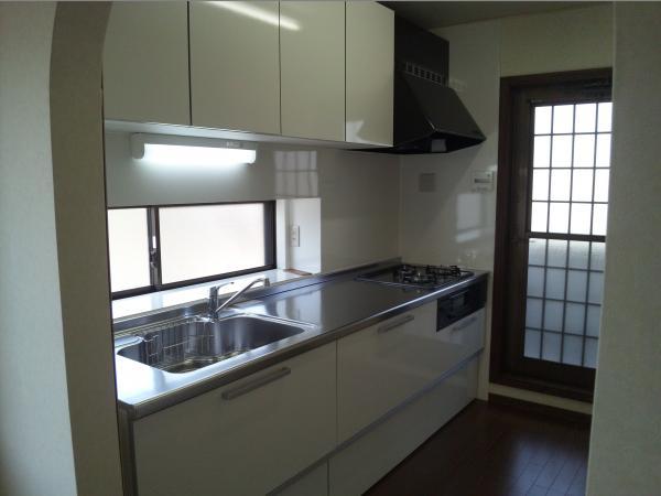 Kitchen. In Tokaze back door use, Well-ventilated is good kitchen.