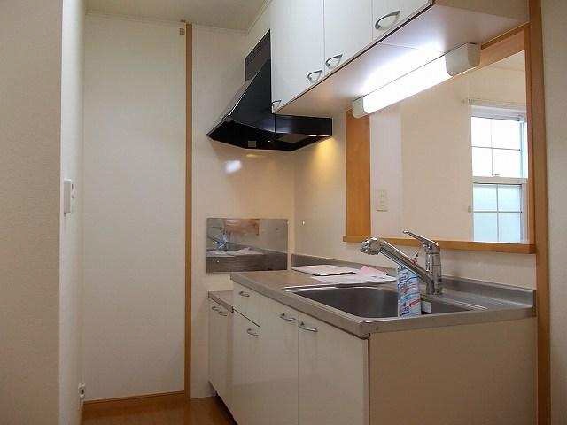 Kitchen. Two-burner stove can be installed