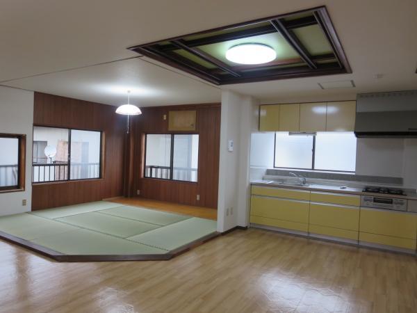 Living. It is living with a tatami corner. 