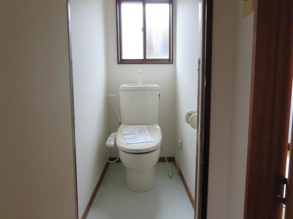 Toilet. 1F, 2F, 3F, It is a warm water washing toilet. 