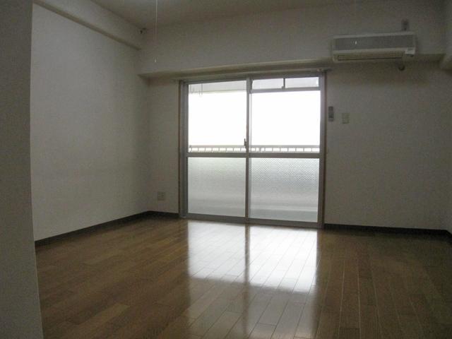 Living and room. Matsuyama Yamakoshi Gran Aruburu Yamakoshi II Interior